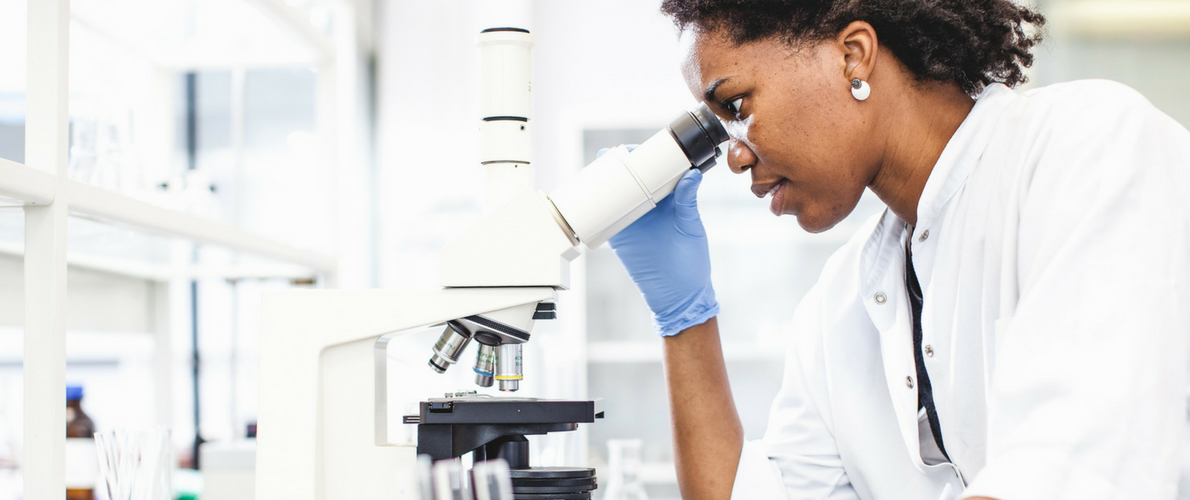 女研究人员正在观察显微镜