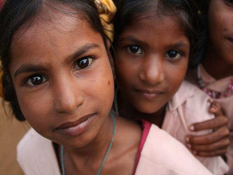年轻的印度女孩看着相机的特写照片